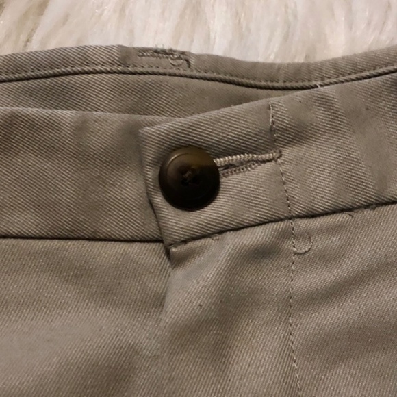 $5 CLEARANCE! Khaki Pleated Work Shorts Size 34 - Picture 4 of 9